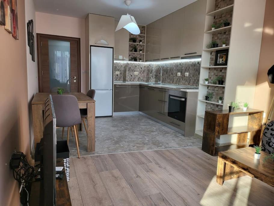 Stylish Near Center Apartment *